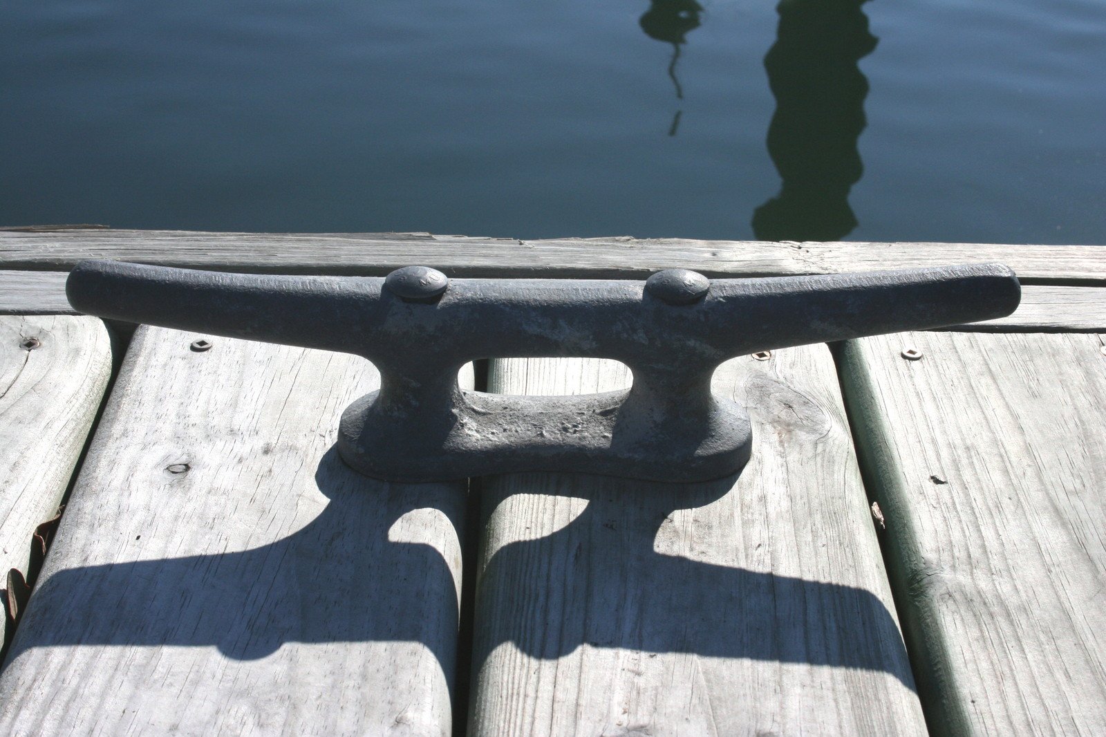 picture of cleat attached to boat dock